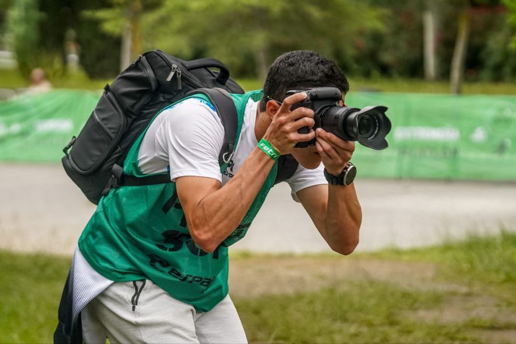 Marcos tomando fotografías